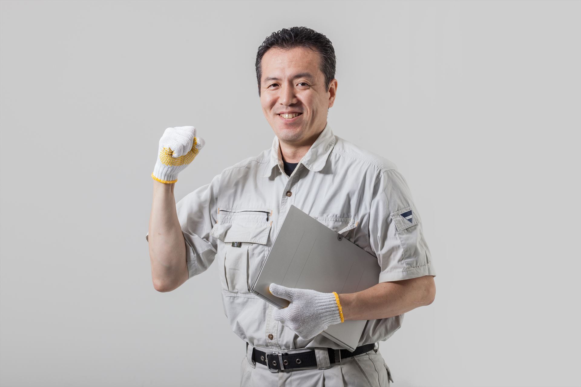 ポーズを決める作業服の男性 (1)